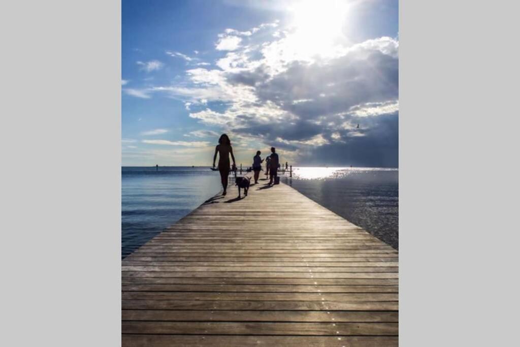 River Delight,Studio109, Beach & Pool Steps Away + Wifi Ruskin Dış mekan fotoğraf