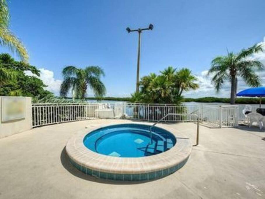 River Delight,Studio109, Beach & Pool Steps Away + Wifi Ruskin Dış mekan fotoğraf